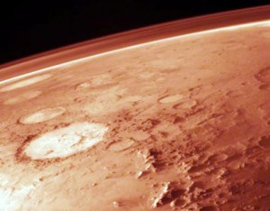 අඟහරැගේ ක්ෂිතිජයේ සිට පෙනෙන මේ අඟහරු වායුගෝලය ඉතා තුනීයි. එනිසාඑයට උෂ්ණත්වය රඳවා තබා ගැනීමේ හැකියාව අඩුයි.