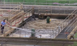 DIGITAL IMAGE- JUNE 1/2000-WATER TREATMENT 3- A worker at the Wastewater Treatment Plant in Walkerto
