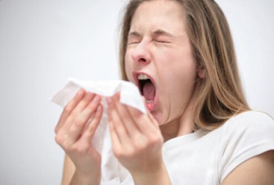 10_tips_prevent_cold_s1_sneezing_women