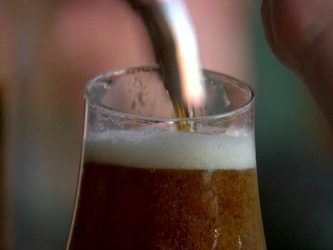 වැසිකිළියෙන් තැබෑරුමටට:  ප‍්‍රතිචකී‍්‍රකරණය කළ අපජලයෙන් නිපදවෙන&nbsp;බියර්